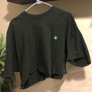 Black cropped Champion tee